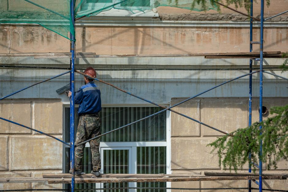 Žebřík, nebo pojízdné lešení? Rozhodujte podle práce